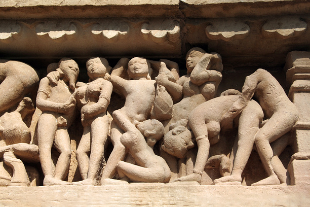 Фрагмент барельефа в индуистском храме в Каджурахо